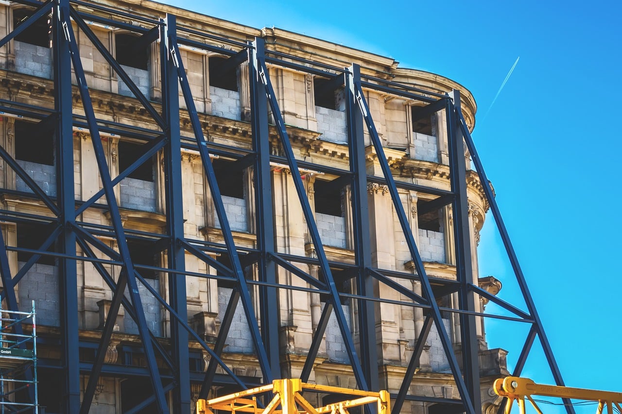 Un bâtiment en construction avec une grue en arrière plan.