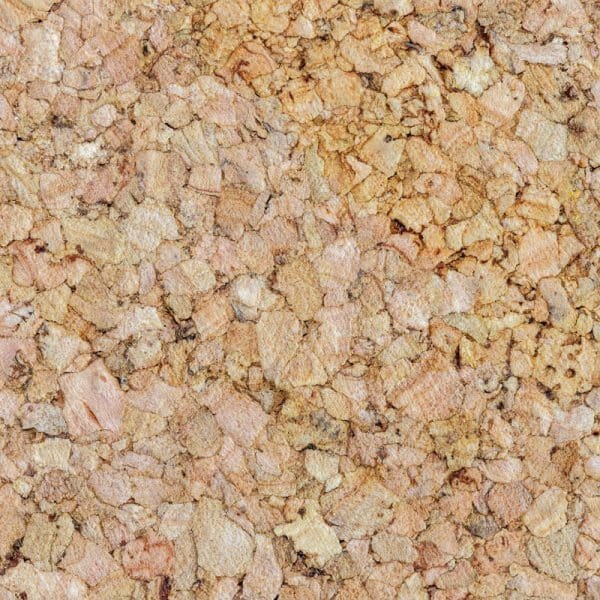 Gros plan d'une surface de panneau de liège, montrant sa texture naturelle et irrégulière et ses tons bruns terreux.