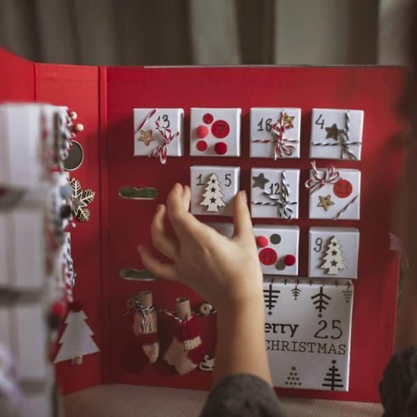 Une personne ouvre un cadeau du calendrier de l'avent