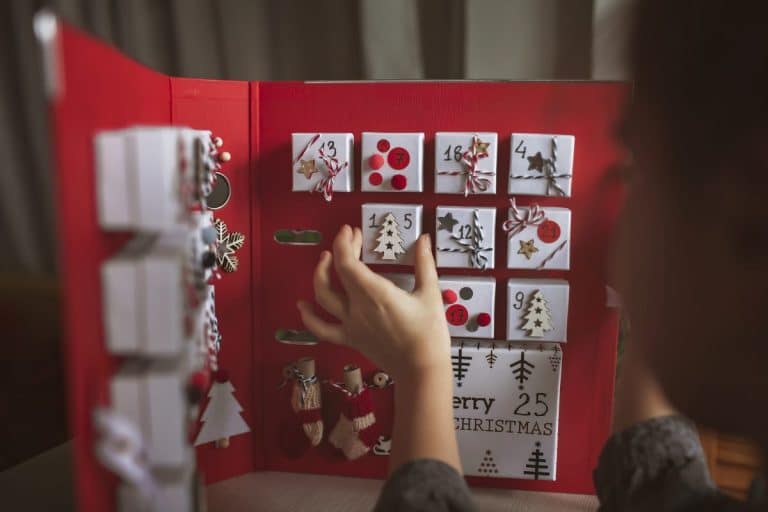 Une personne ouvre un cadeau du calendrier de l'avent