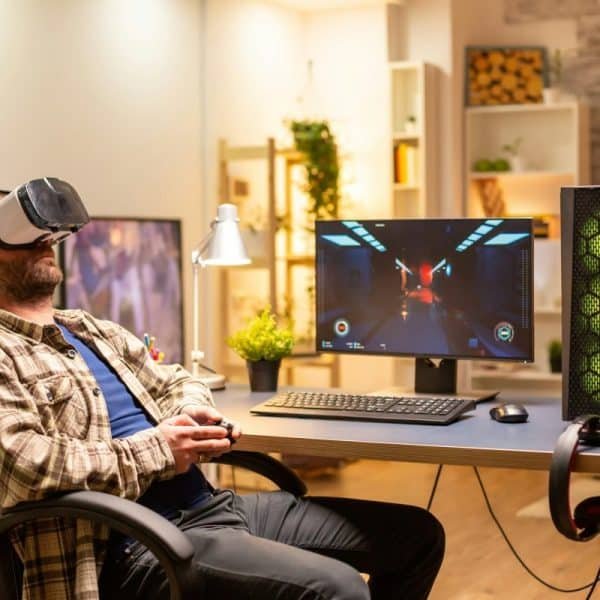 Un joueur professionnel utilise un casque VR pour jouer sur un PC puissant
