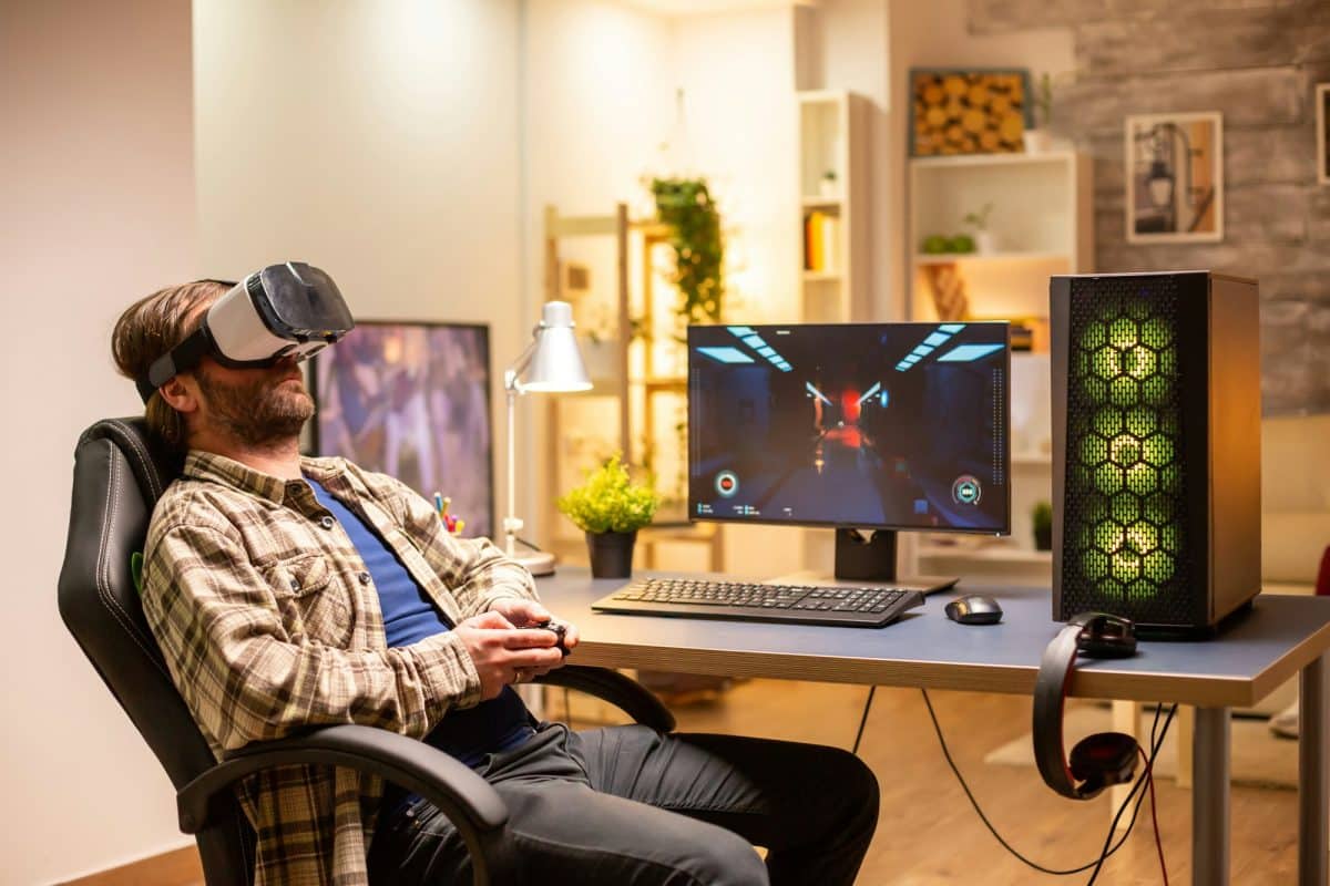 Un joueur professionnel utilise un casque VR pour jouer sur un PC puissant