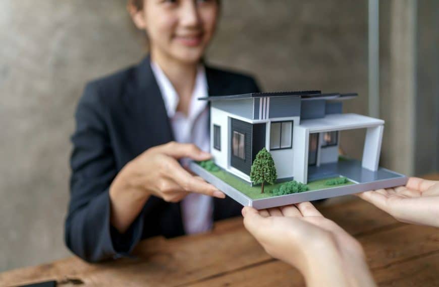 Real estate agent to buy house and land are delivering house to customer