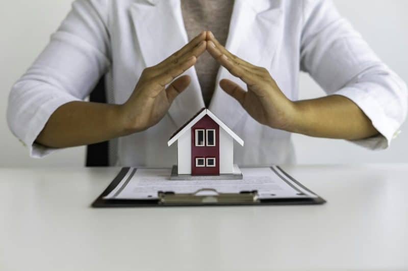 Real estate brokerage agent Offer home insurance ideas Contract, agreement, home insurance concept M