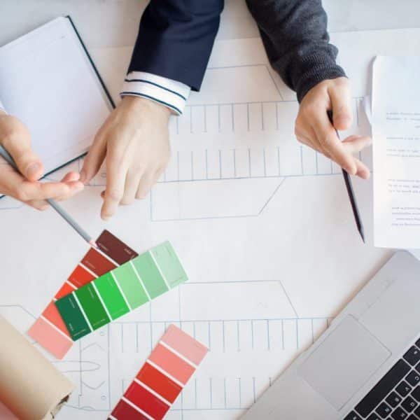 Un groupe de personnes travaillant sur un projet.