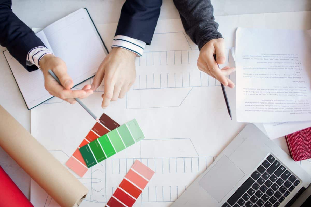 Un groupe de personnes travaillant sur un projet.