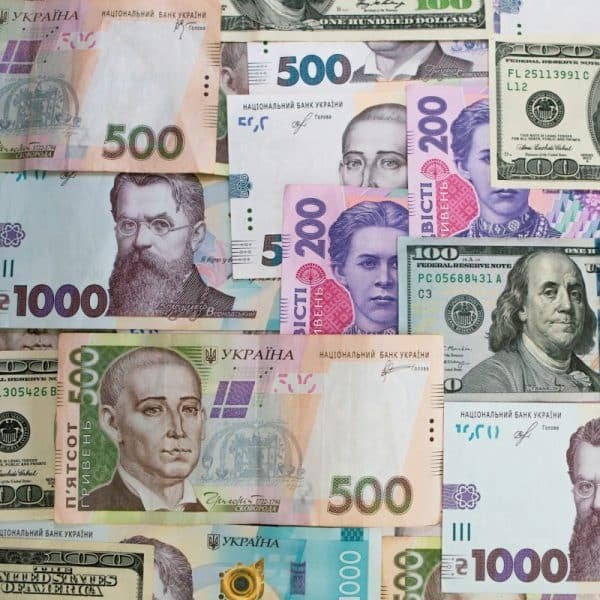 Un collage de différentes dénominations de billets de banque en hryvnia ukrainienne et en dollars américains.