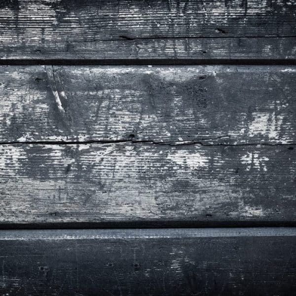 Planches de bois patinées avec peinture écaillée et texture de grain visible, alignées horizontalement.
