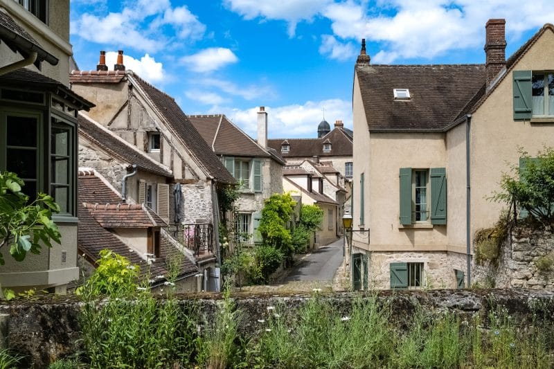 Une rue bordée de maisons Senlis