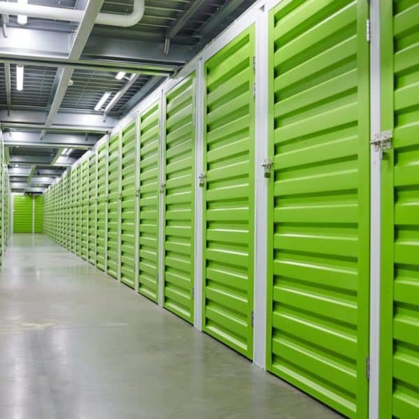 Casiers de stockage verts dans une installation de stockage.