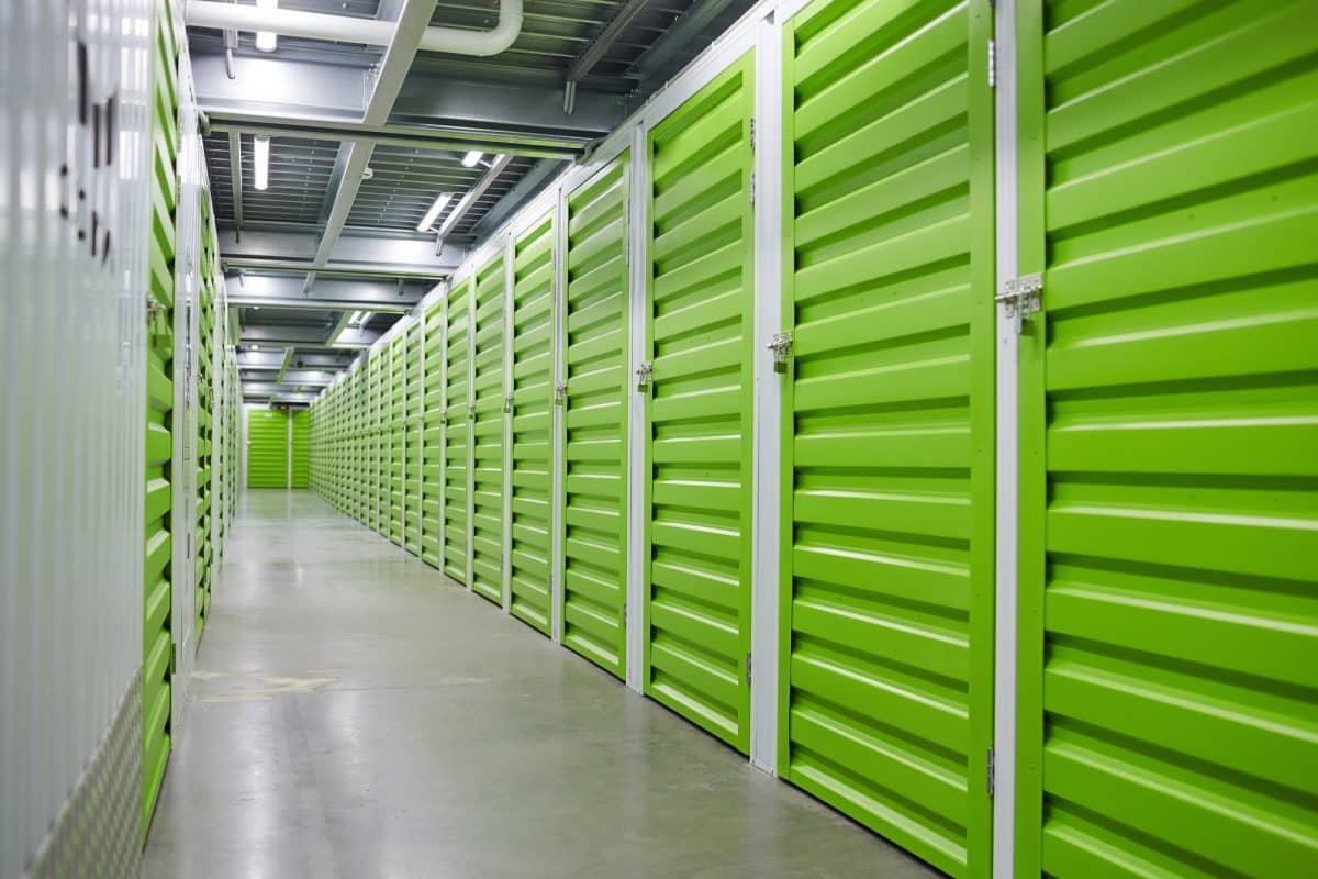 Casiers de stockage verts dans une installation de stockage.
