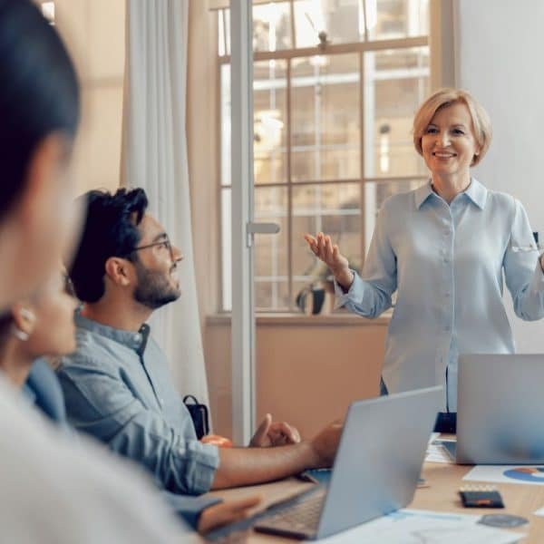 Une équipe d'investisseurs discute d'un nouveau projet dans un bureau moderne. Concept de financement