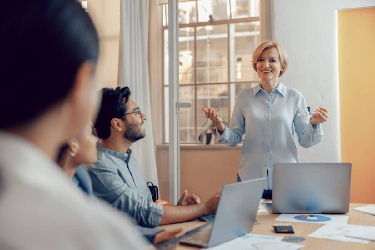 Une équipe d'investisseurs discute d'un nouveau projet dans un bureau moderne. Concept de financement