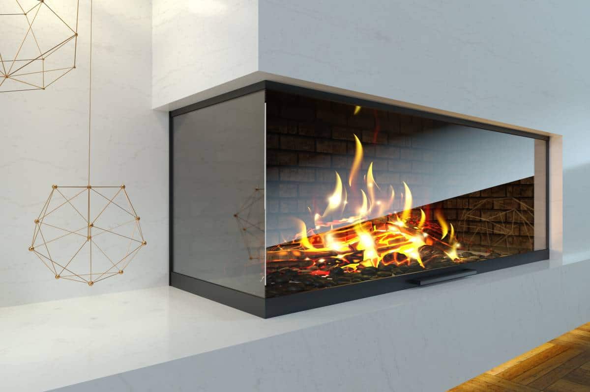 Une cheminée moderne avec une porte vitrée.