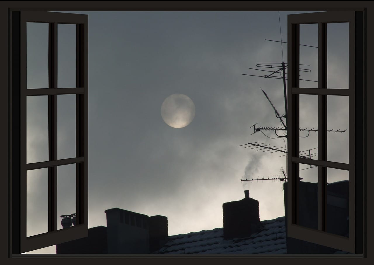 Une fenêtre avec vue sur la lune.