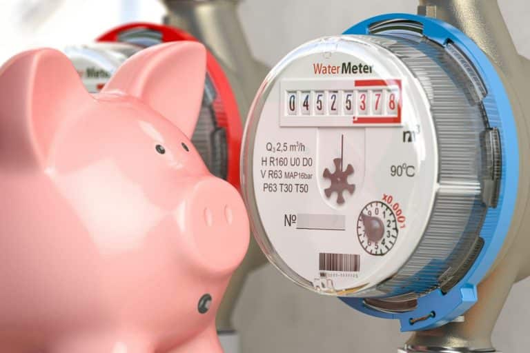 Une tirelire rose est placée à côté d'un compteur d'eau affichant "4525378". Le compteur est accompagné de diverses spécifications techniques.